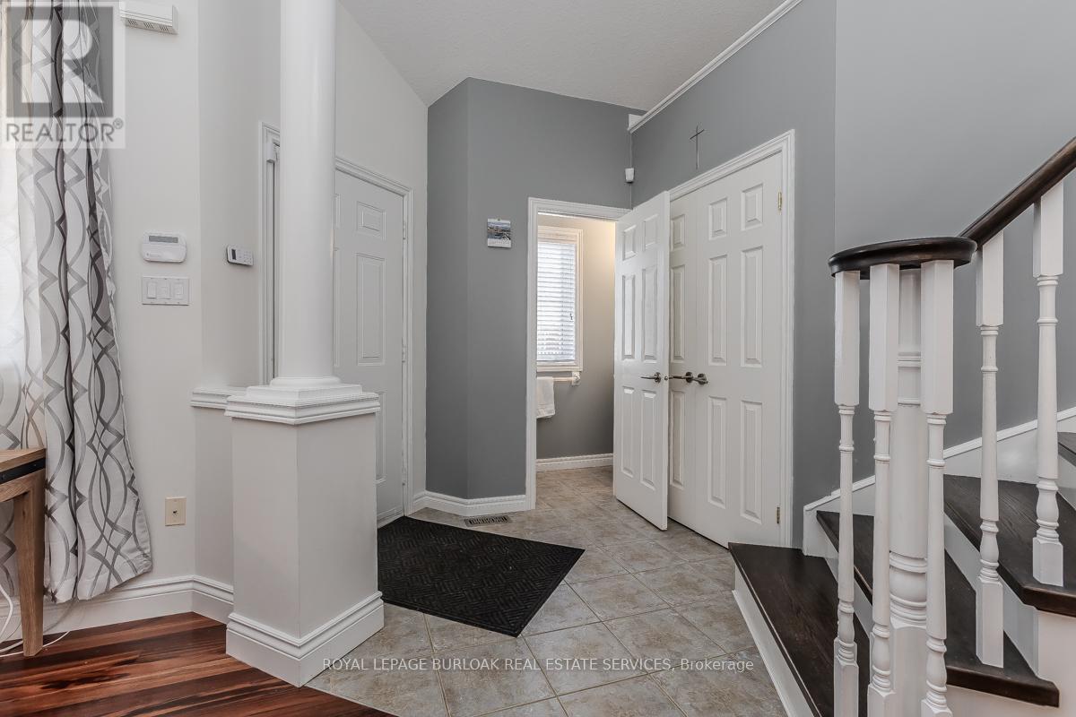 2382 Emerson Drive, Burlington, Ontario  L7L 7G6 - Photo 4 - W12199915