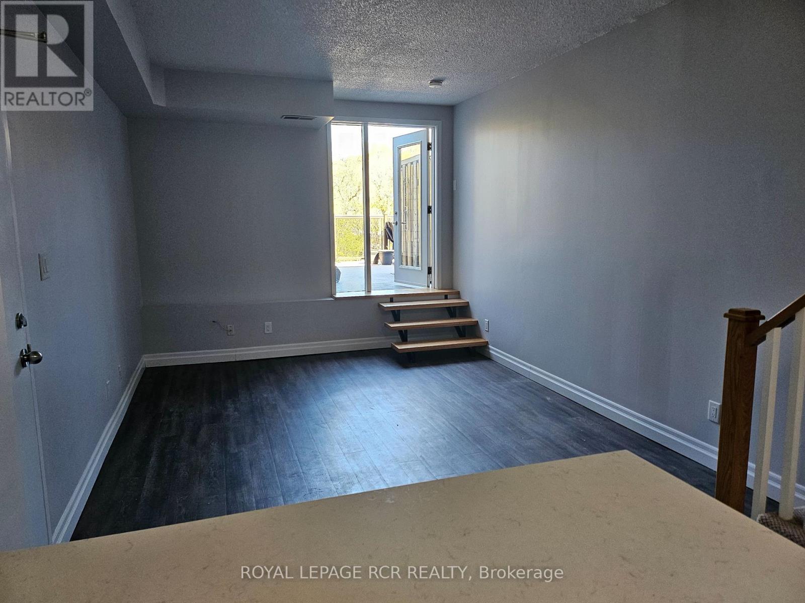 6 - 56 Queen Street N, Caledon, Ontario  L7E 1B9 - Photo 3 - W12199935