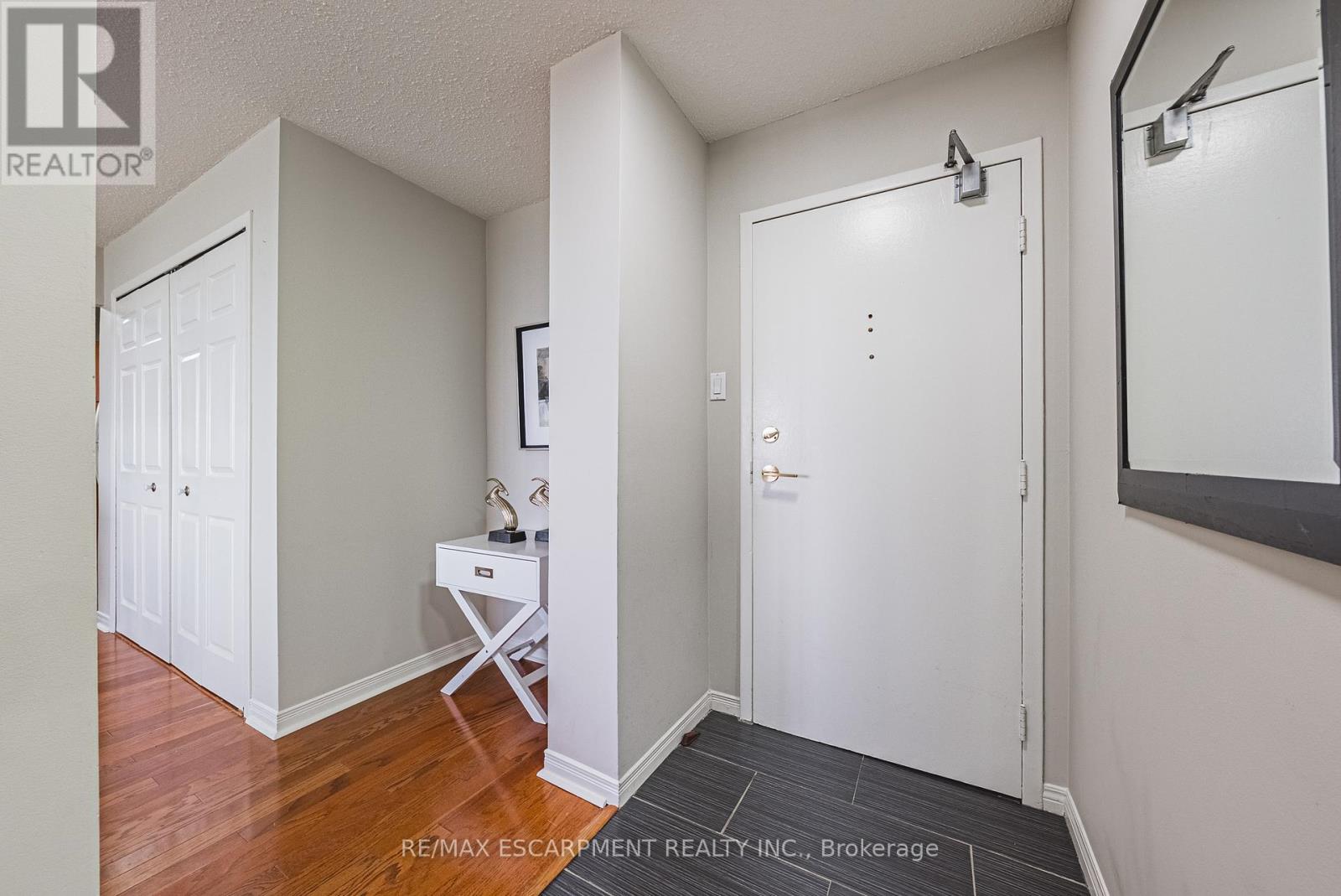 1706 - 2055 Upper Middle Road, Burlington, Ontario  L7P 3P4 - Photo 2 - W12199939