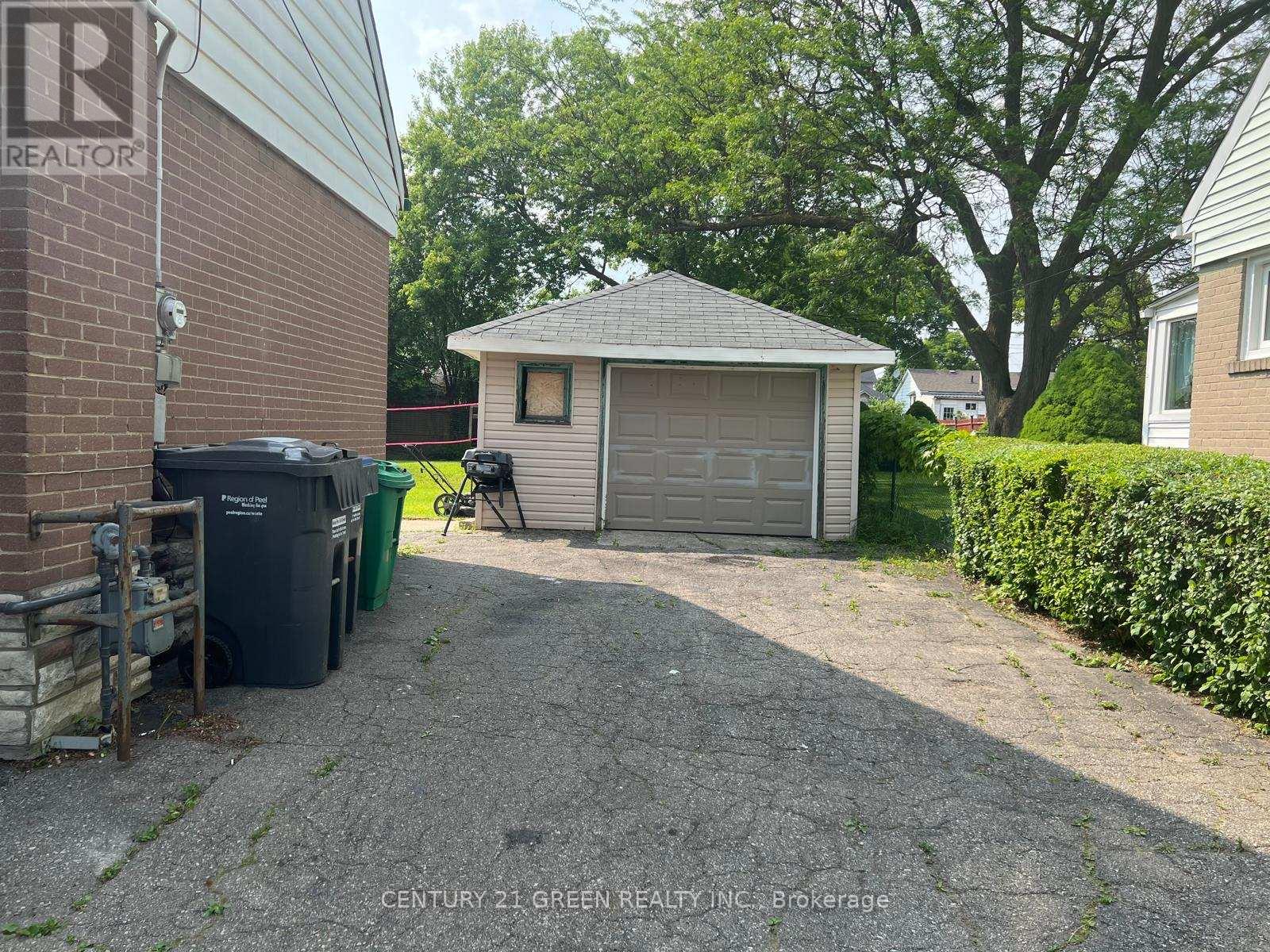 70 Mccaul Street, Brampton, Ontario  L6V 1J3 - Photo 5 - W12191903