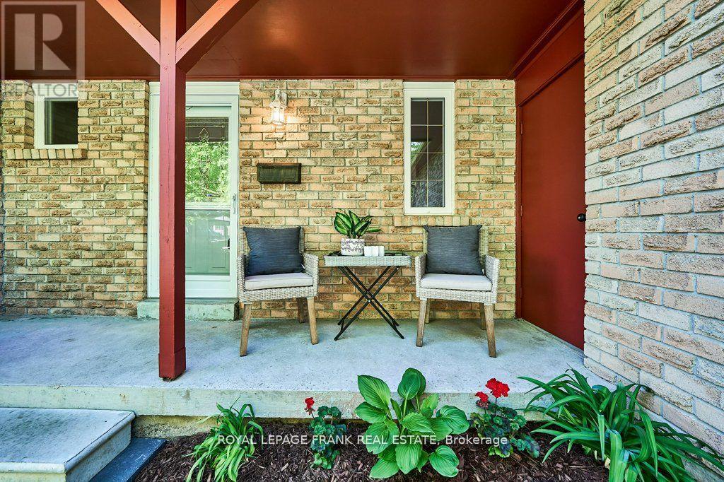 9 Beecroft Court, Whitby, Ontario  L1P 1C7 - Photo 4 - E12199991