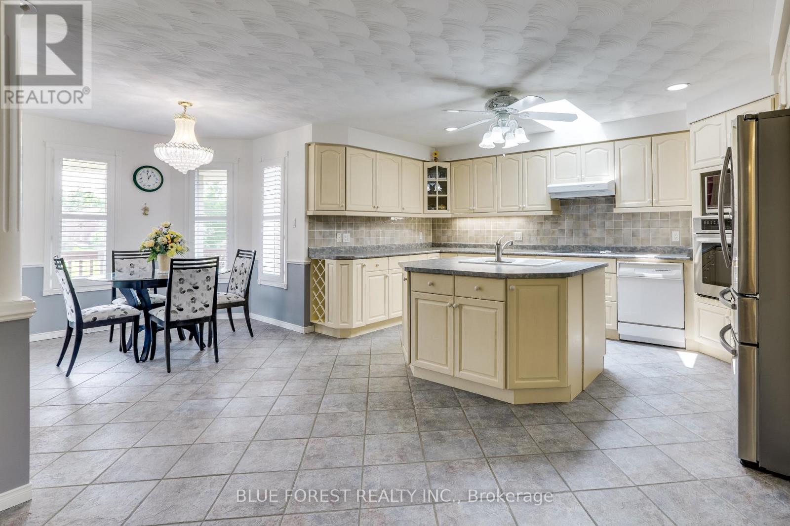 93 Kara Lane, Tillsonburg, Ontario  N4G 5M2 - Photo 8 - X12200148