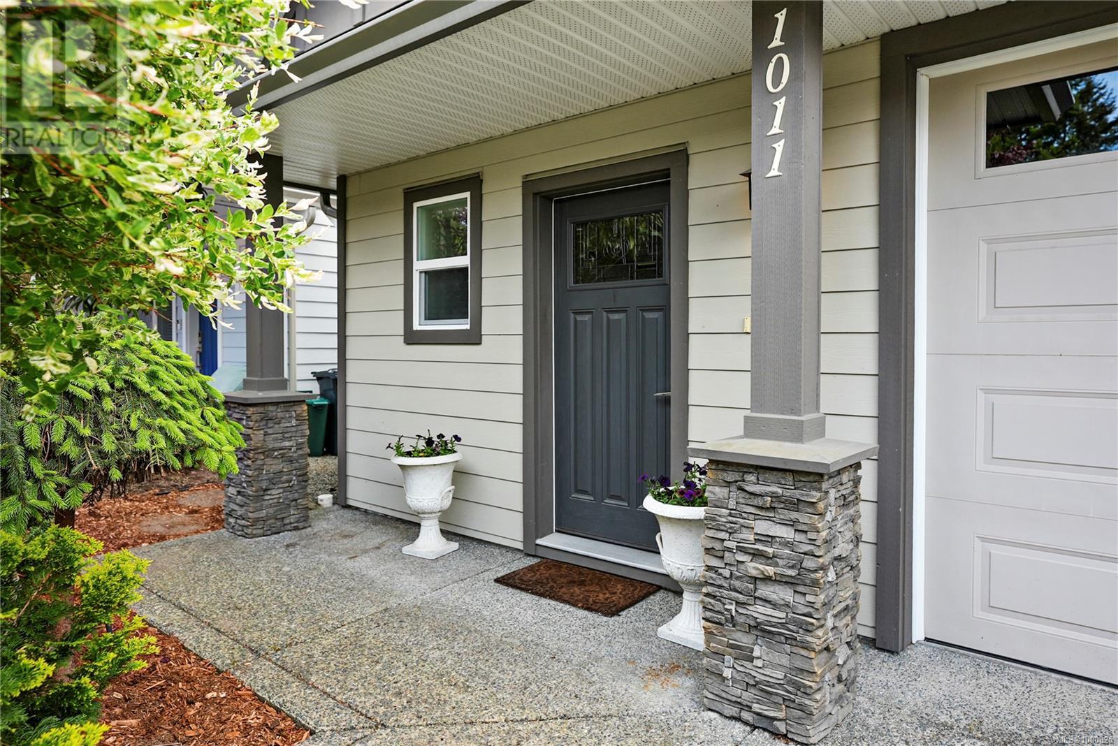 1011 Braeburn Ave, Langford, British Columbia  V9C 0H8 - Photo 2 - 1000825