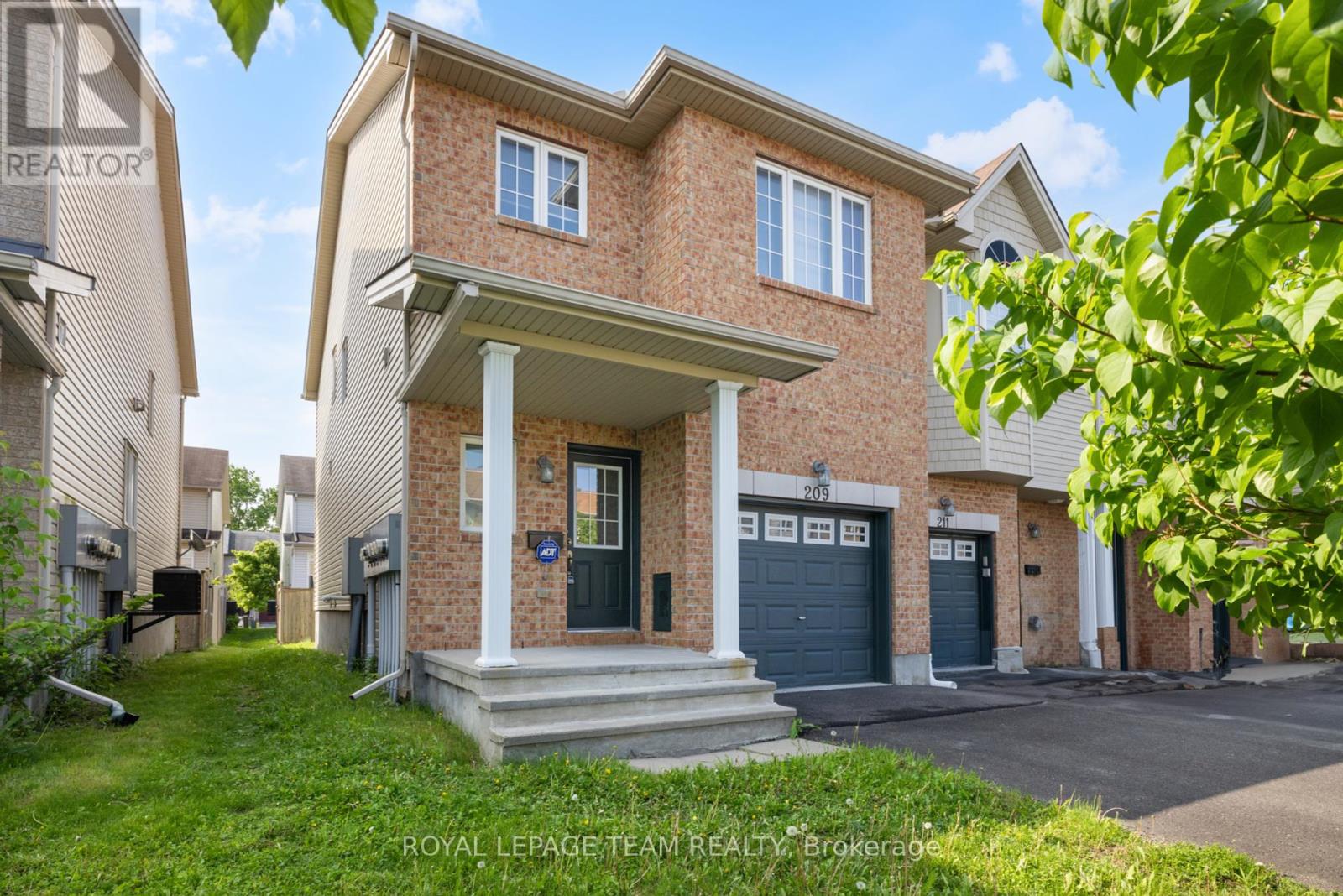 209 Macoun Circle, Ottawa, Ontario  K1T 0H9 - Photo 2 - X12058884