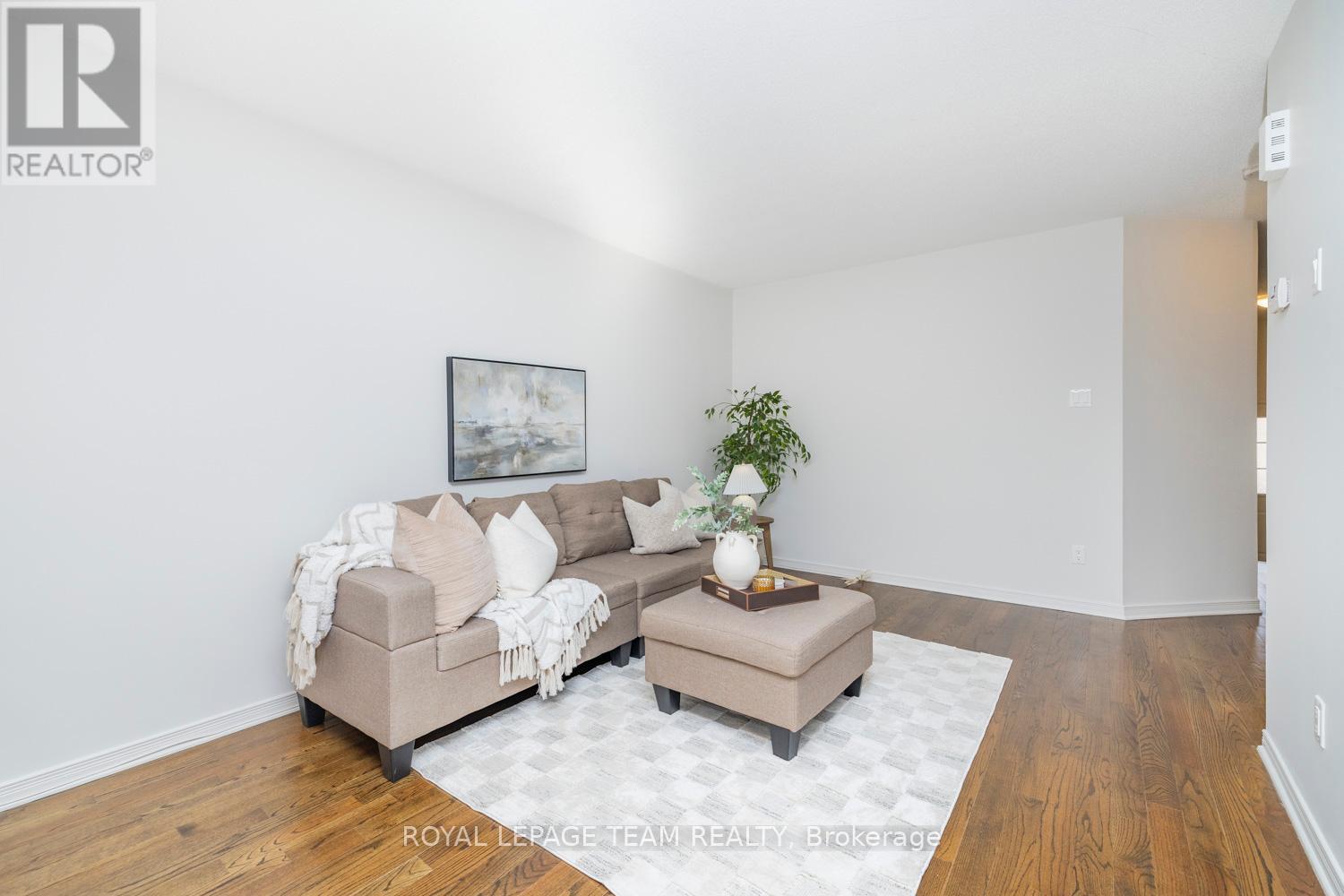 209 Macoun Circle, Ottawa, Ontario  K1T 0H9 - Photo 7 - X12058884