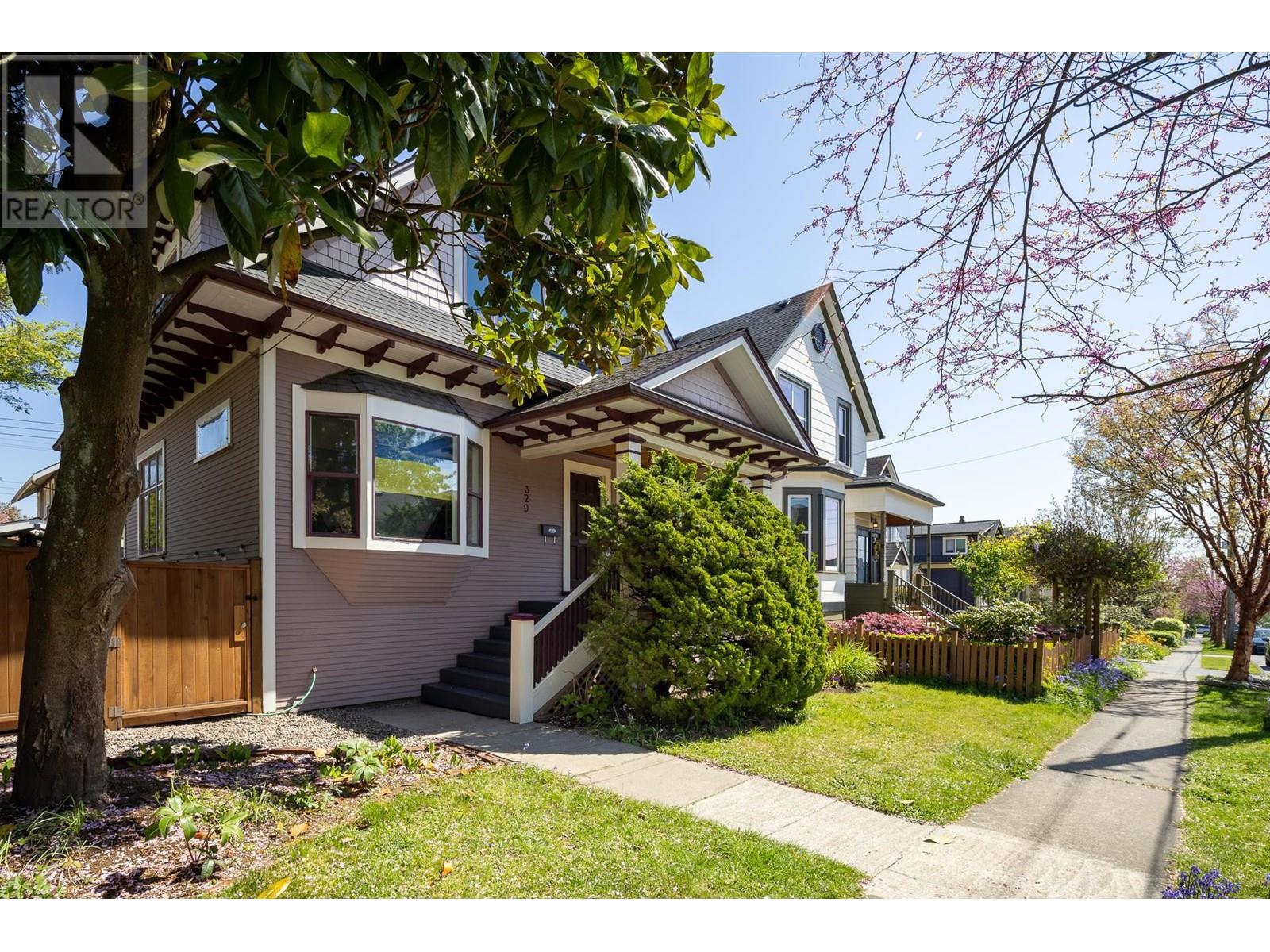 329 Pine Street, New Westminster, British Columbia  V3L 2T1 - Photo 2 - R3012002