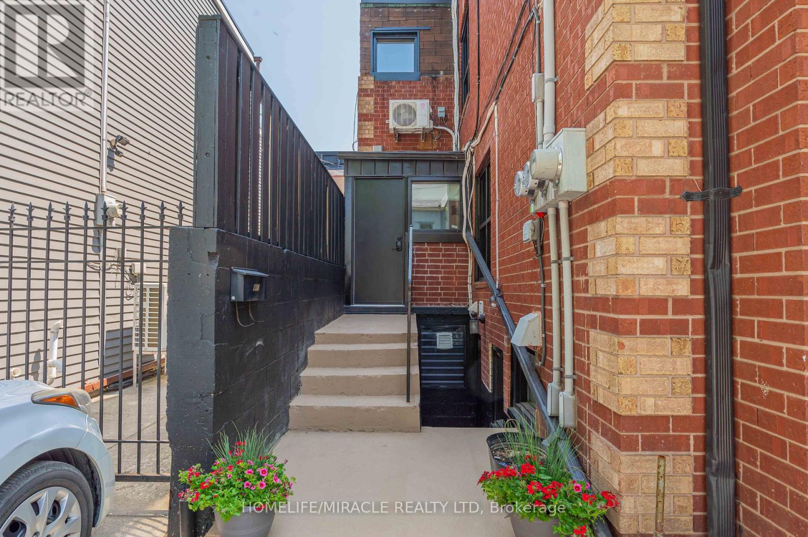 1 Givins Street, Toronto (Trinity-Bellwoods), Ontario  M6J 2X5 - Photo 2 - C12200096