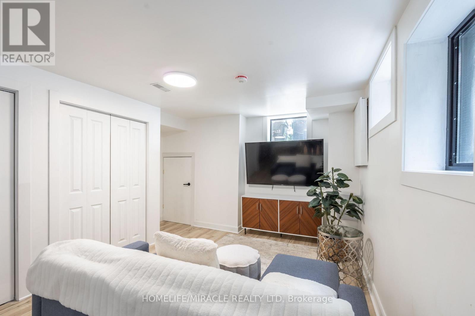 1 Givins Street, Toronto (Trinity-Bellwoods), Ontario  M6J 2X5 - Photo 3 - C12200096
