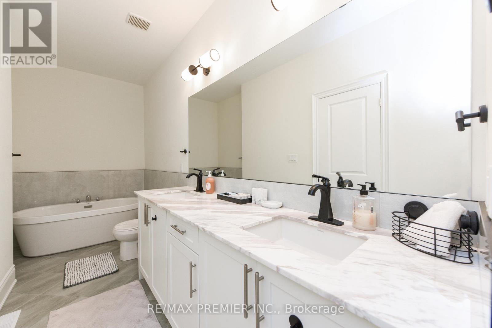 215 Hayrake Street, Brampton, Ontario  L6Z 0A2 - Photo 32 - W12199963