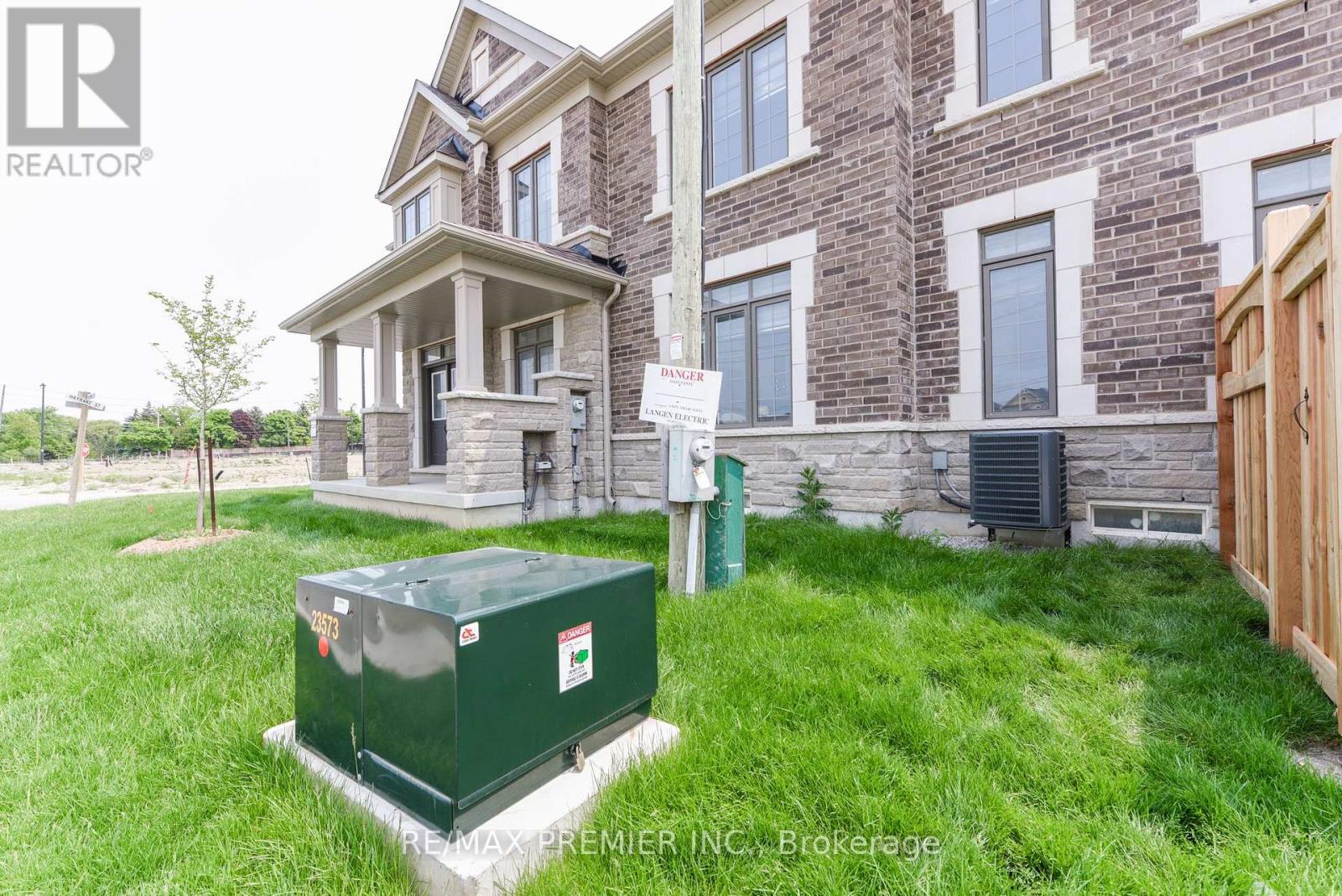 215 Hayrake Street, Brampton, Ontario  L6Z 0A2 - Photo 4 - W12199963