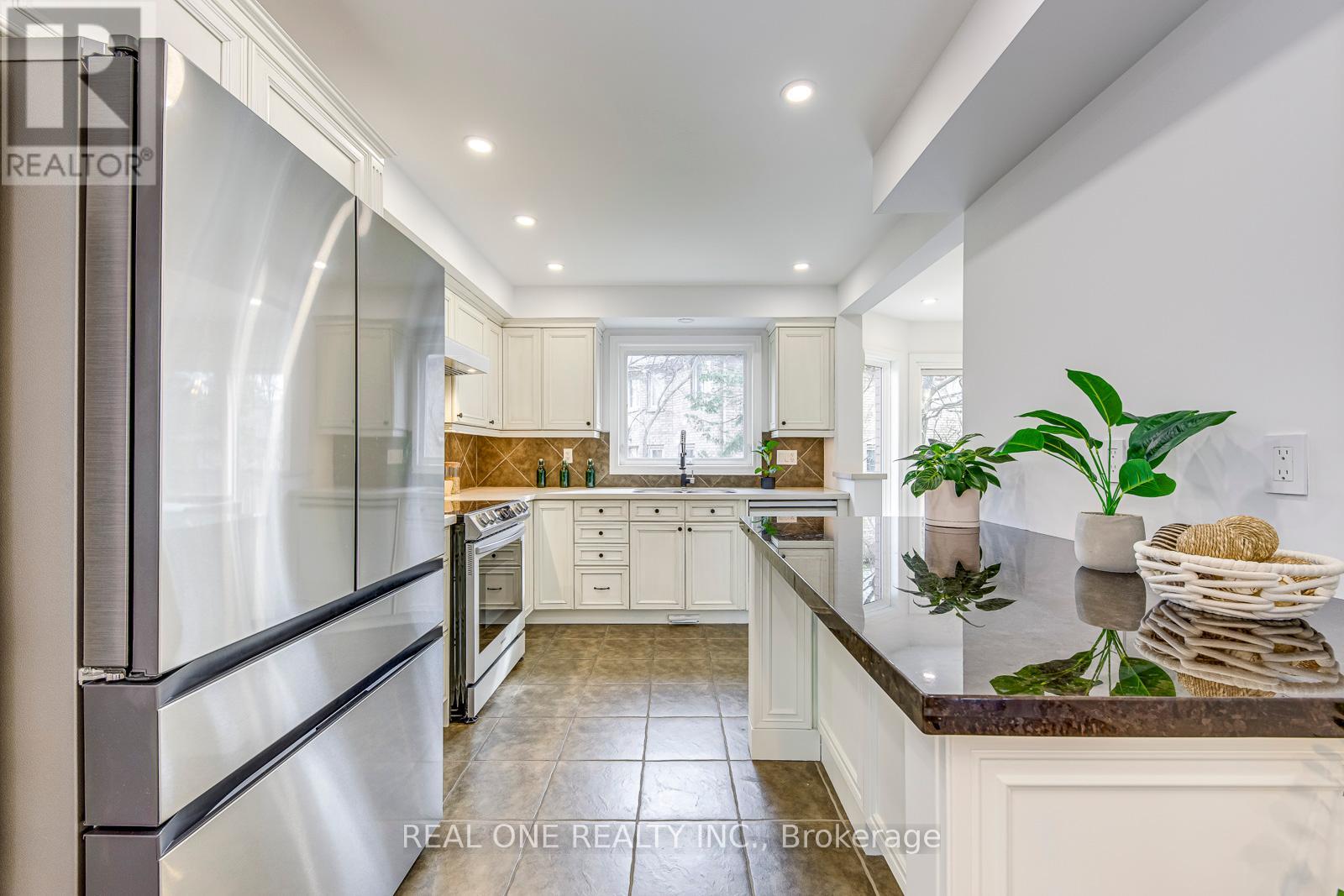 2075 Banbury Crescent, Oakville (Ro River Oaks), Ontario  L6H 5P8 - Photo 13 - W12199986