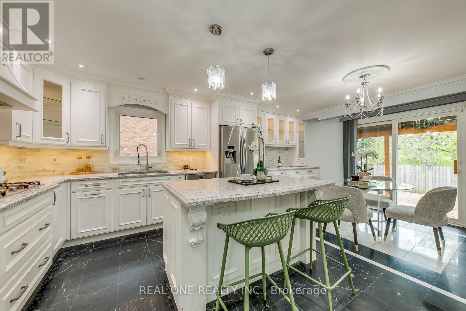403 Glenashton Drive, Oakville, Ontario  L6H 4V7 - Photo 13 - W12199992