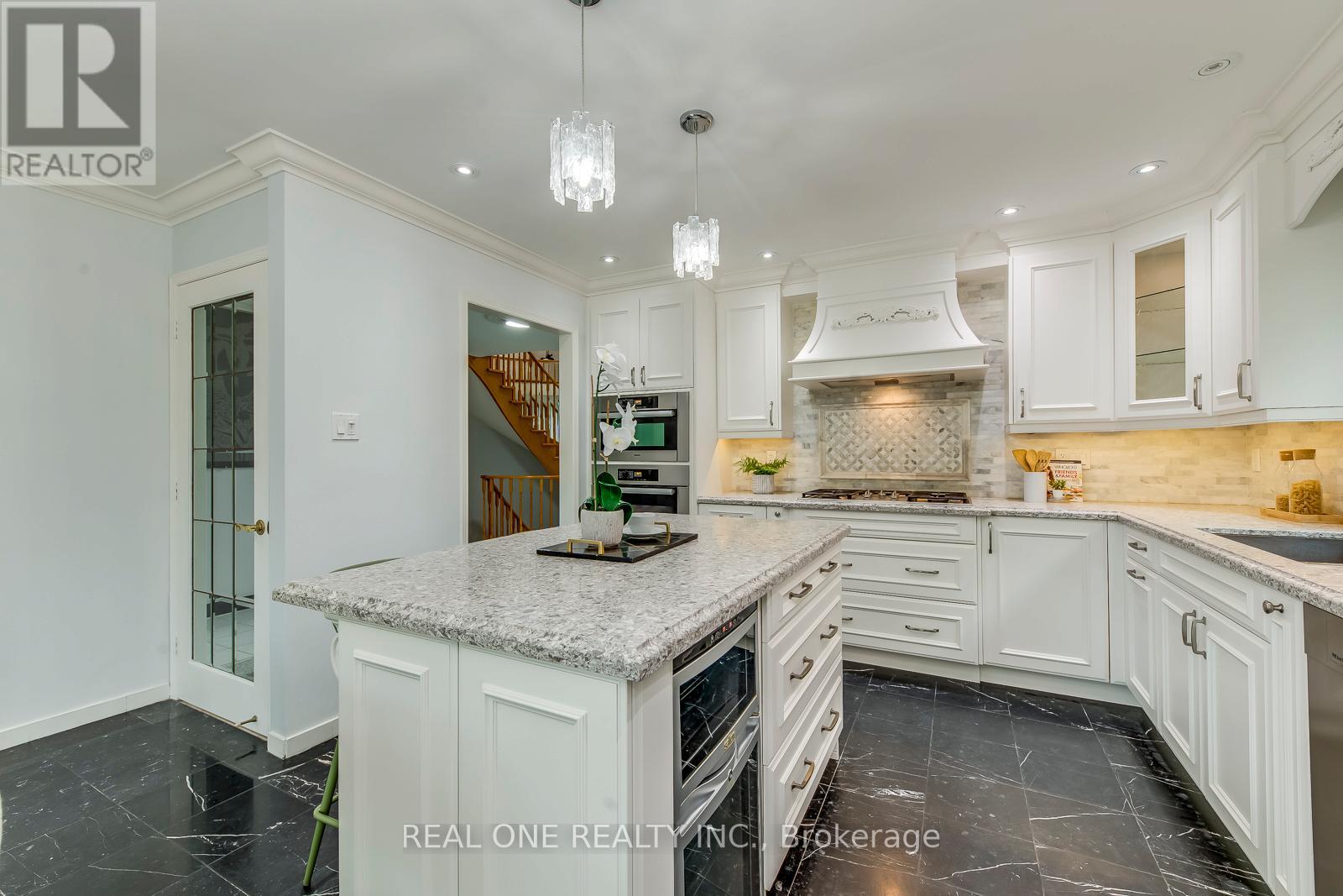 403 Glenashton Drive, Oakville, Ontario  L6H 4V7 - Photo 15 - W12199992