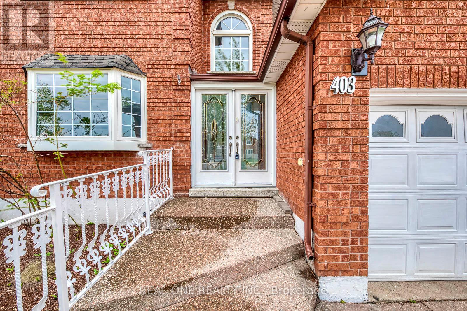 403 Glenashton Drive, Oakville, Ontario  L6H 4V7 - Photo 3 - W12199992