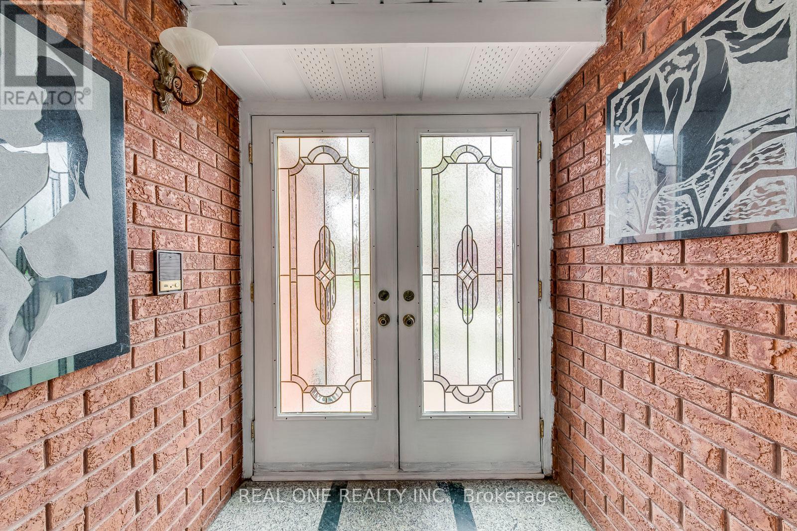 403 Glenashton Drive, Oakville, Ontario  L6H 4V7 - Photo 4 - W12199992