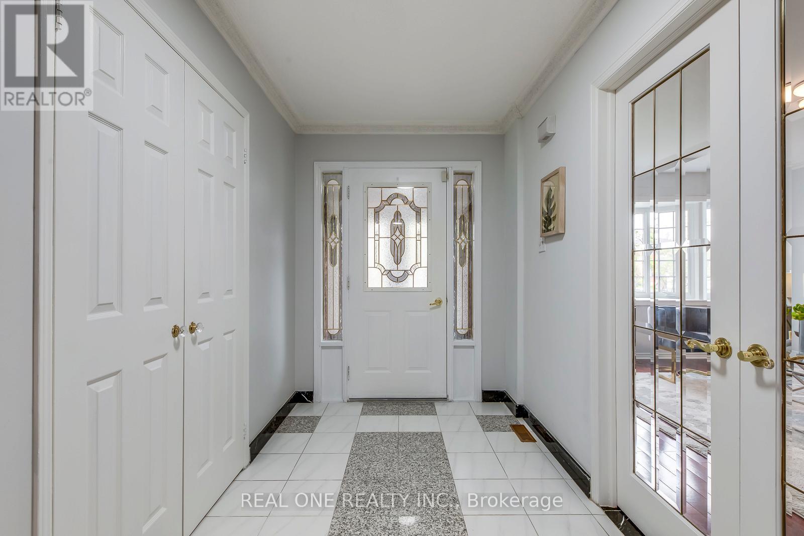 403 Glenashton Drive, Oakville, Ontario  L6H 4V7 - Photo 5 - W12199992