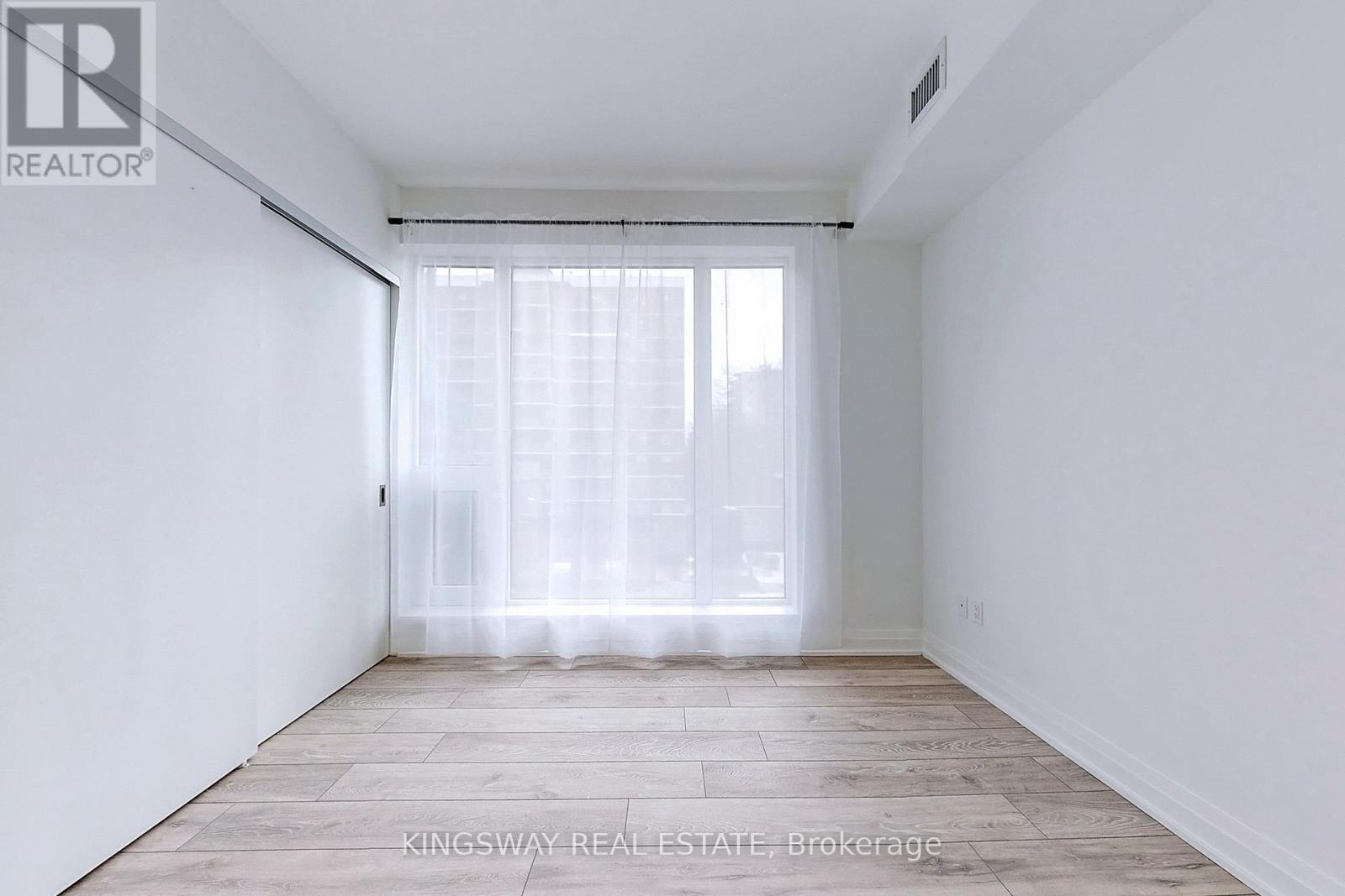 203 - 21 Park Street E, Mississauga, Ontario  L5G 1L7 - Photo 12 - W12200027