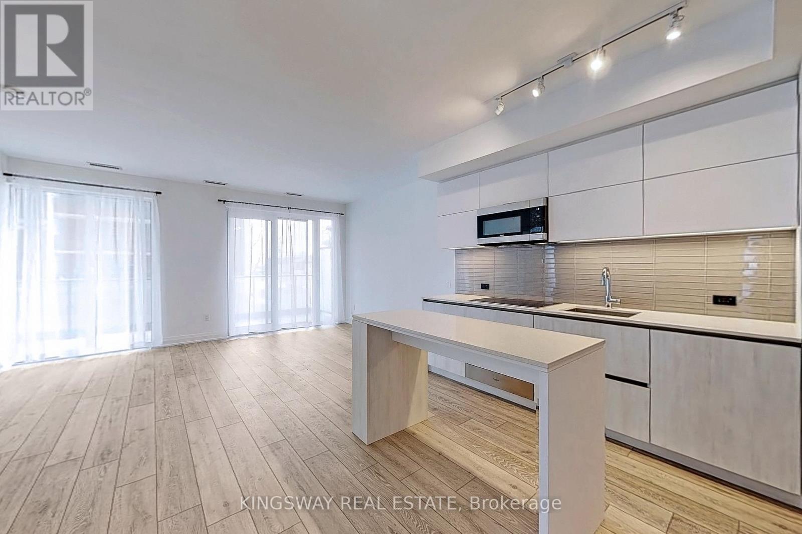 203 - 21 Park Street E, Mississauga, Ontario  L5G 1L7 - Photo 2 - W12200027