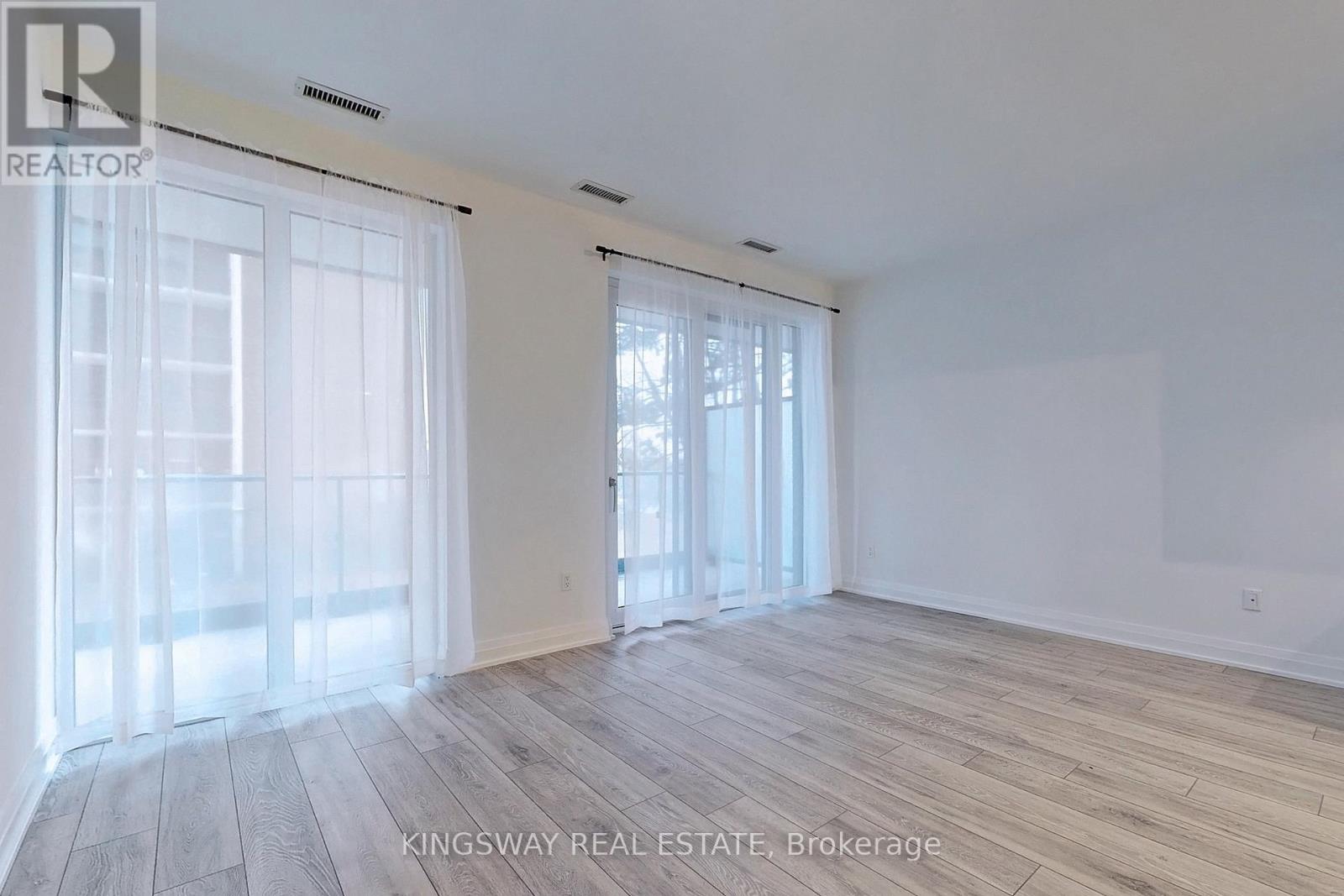 203 - 21 Park Street E, Mississauga, Ontario  L5G 1L7 - Photo 4 - W12200027
