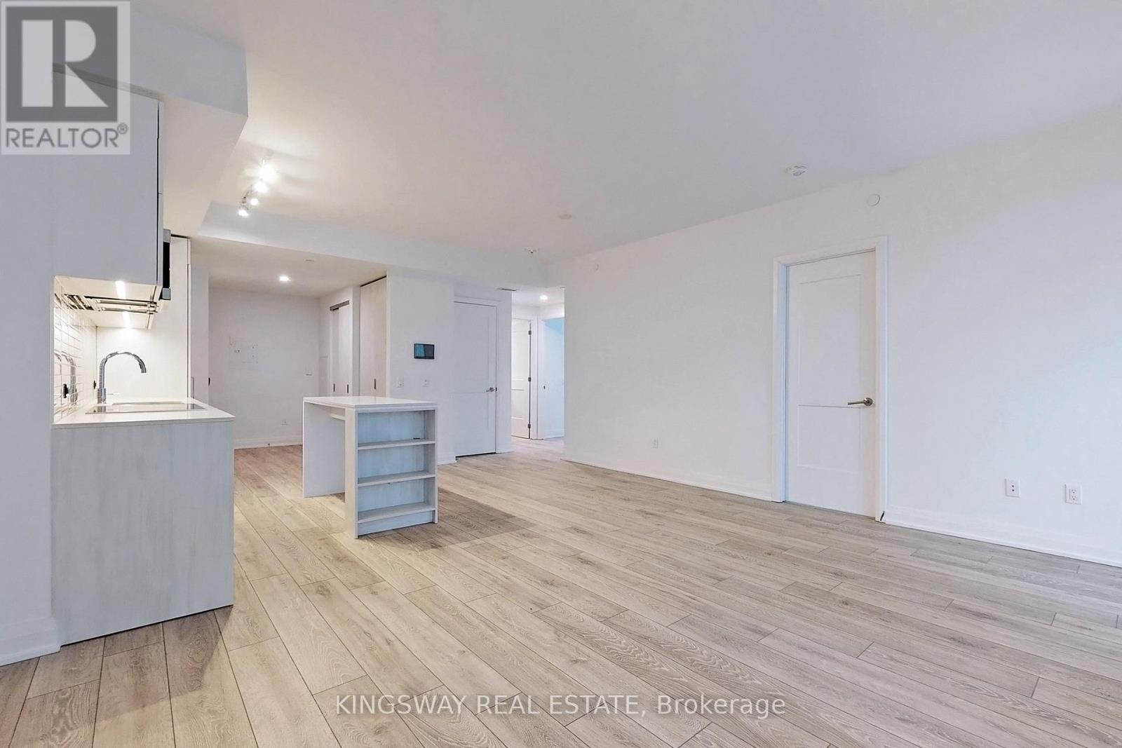 203 - 21 Park Street E, Mississauga, Ontario  L5G 1L7 - Photo 5 - W12200027