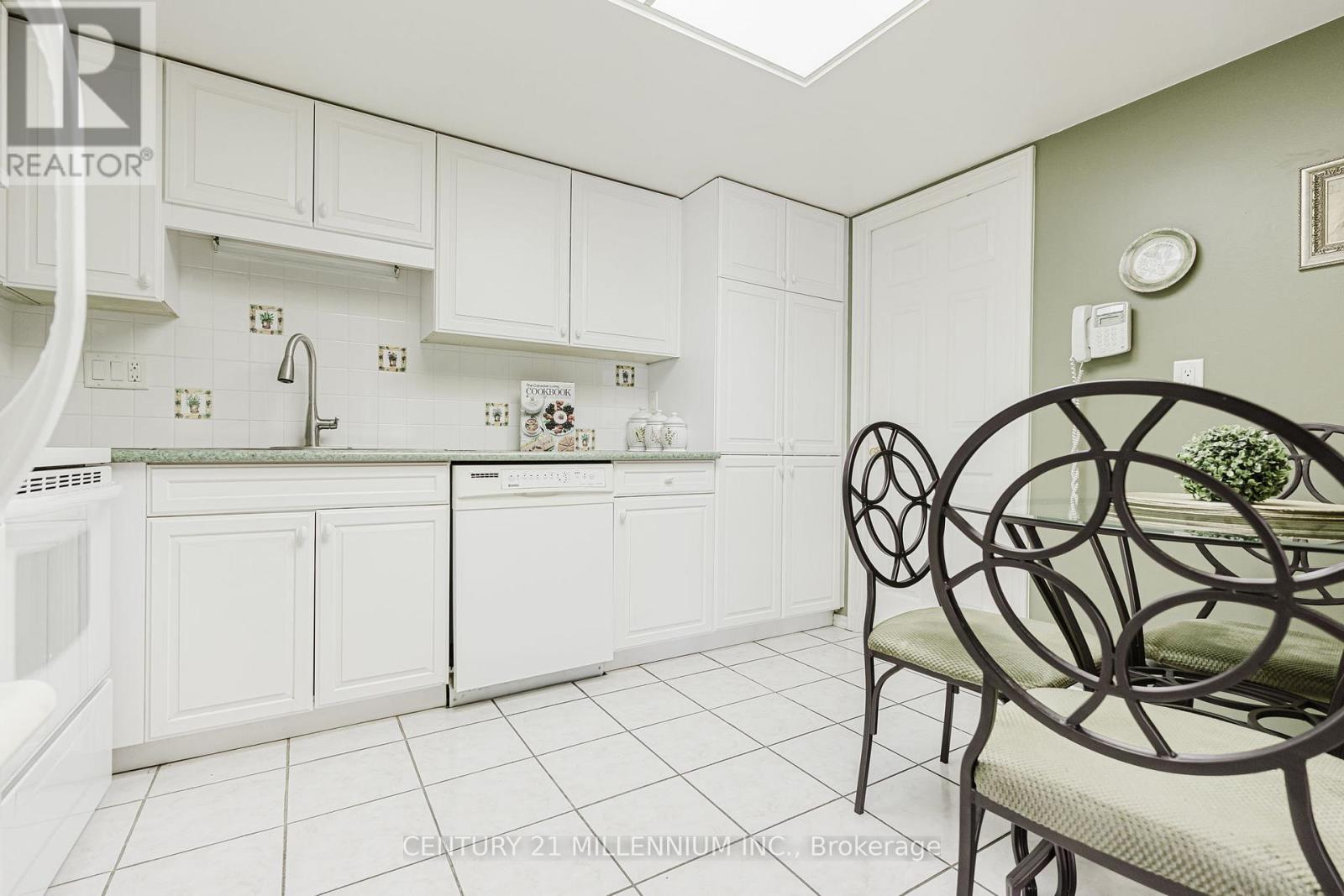 210 - 1230 Marlborough Court, Oakville, Ontario  L6H 3K6 - Photo 10 - W12200074