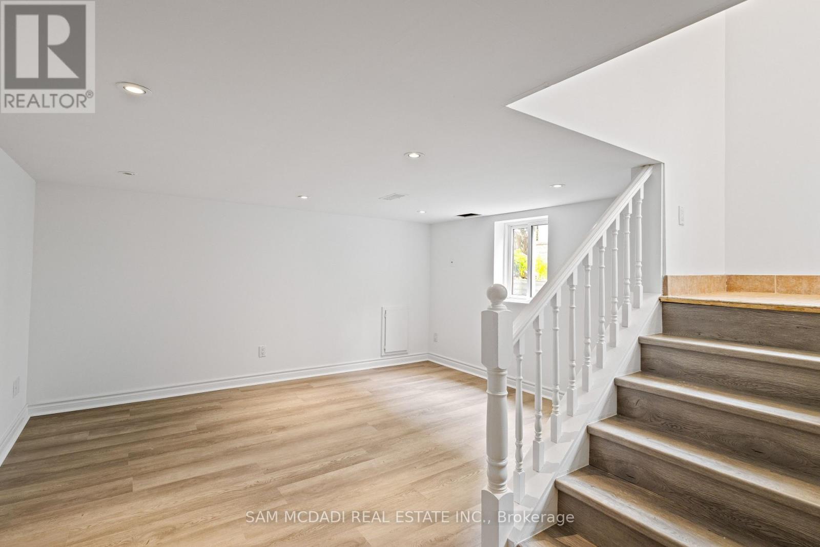 8 Wesley Crescent, Mississauga (Port Credit), Ontario  L5H 2N2 - Photo 27 - W12200154