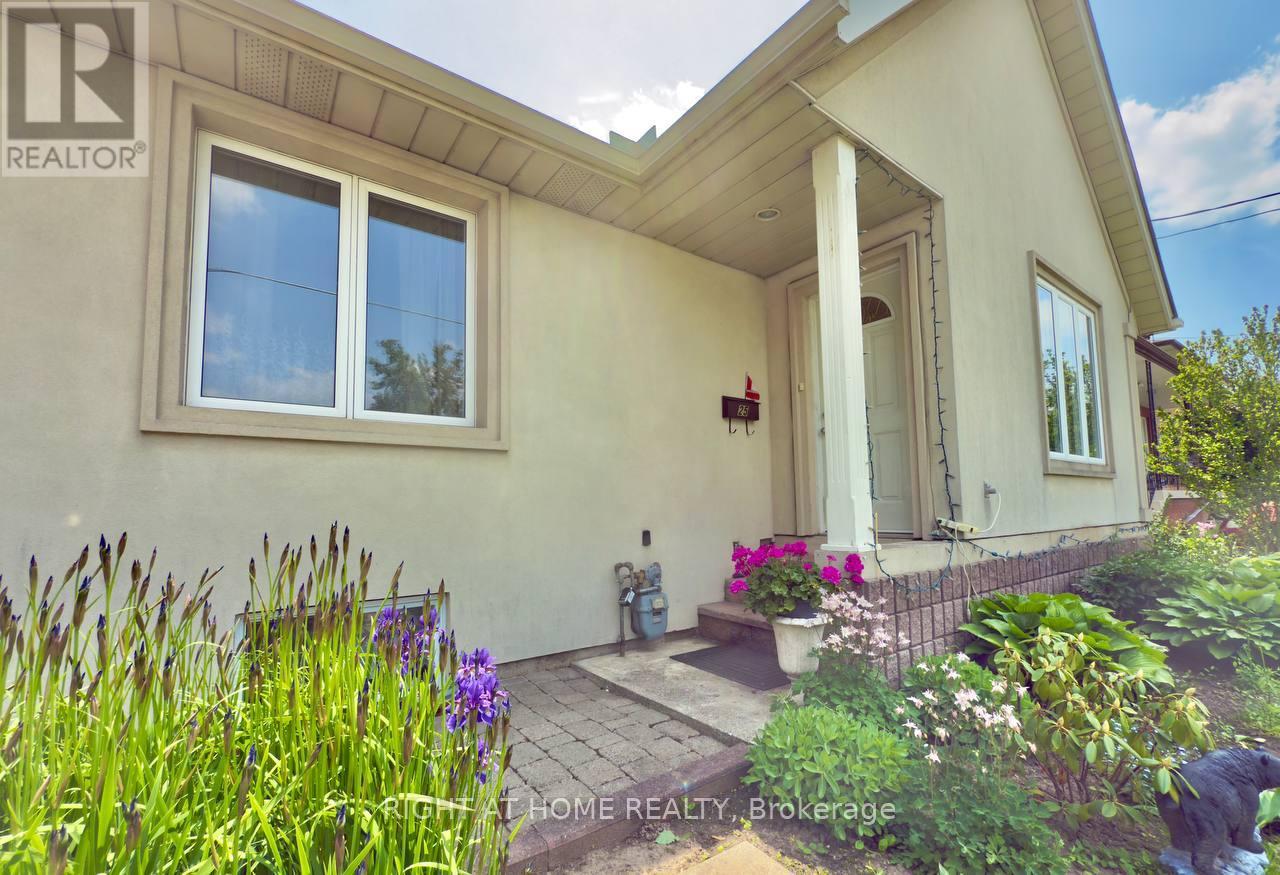 <div class="slider-price">$1,199,000</div><p>25 Burlingame Road, Toronto, Ontario</p>