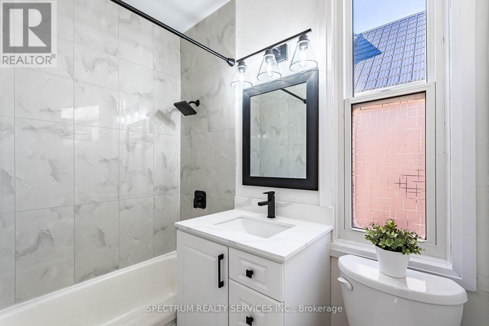 135 East Avenue N, Hamilton (Landsdale), Ontario  L8L 5H8 - Photo 31 - X12200164