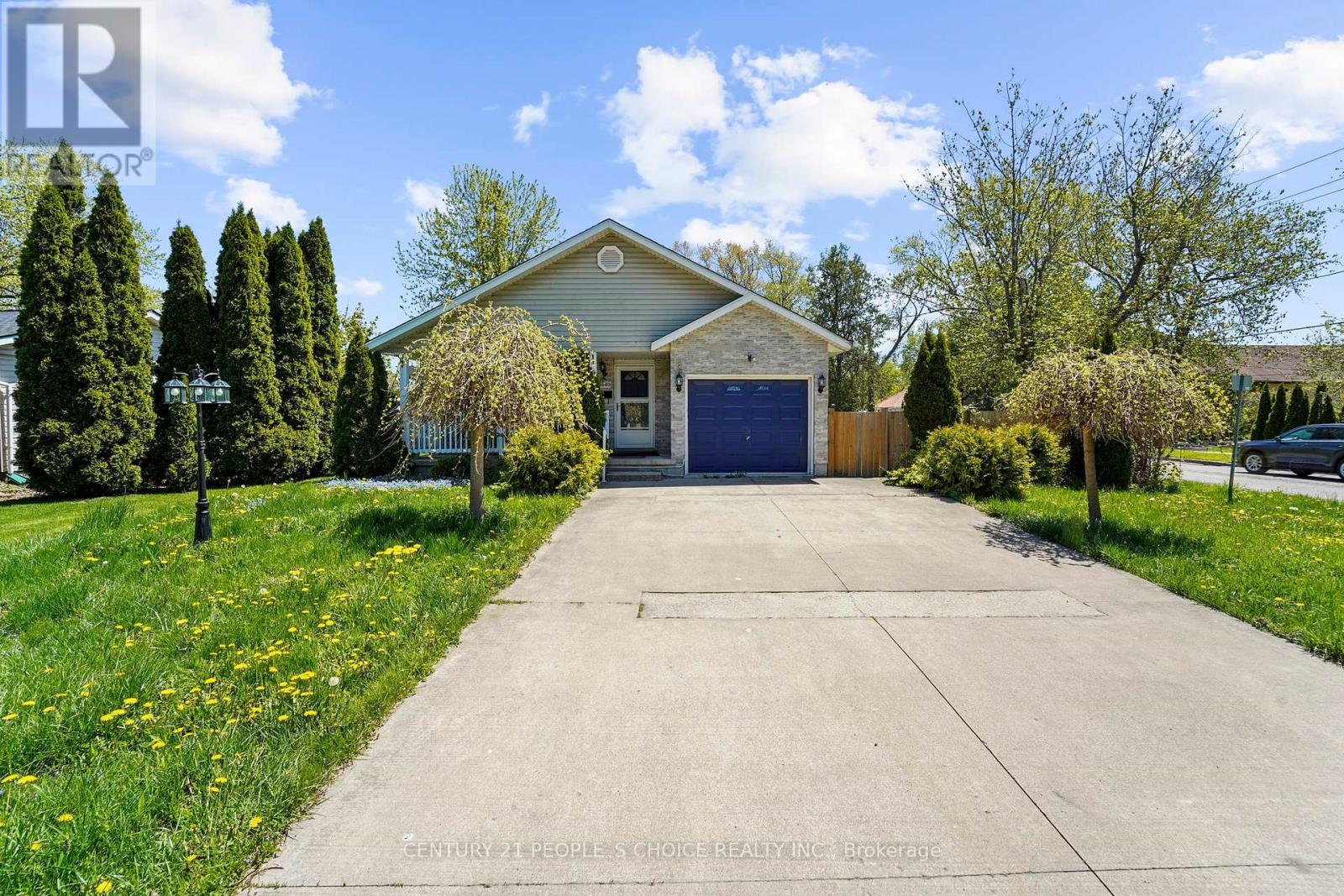 3640 Aberdeen Street, Niagara Falls, Ontario  L2G 7X4 - Photo 1 - X12200178