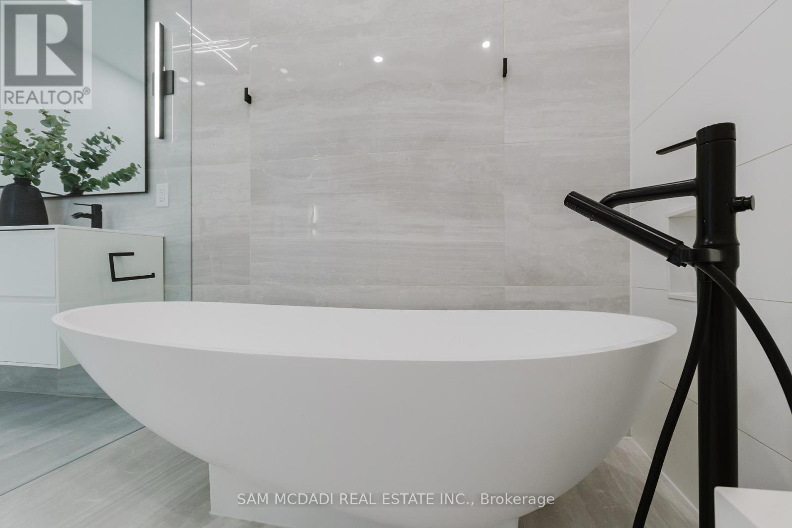 129 Beaconsfield Avenue, Toronto, Ontario  M6J 3J5 - Photo 38 - C12059549