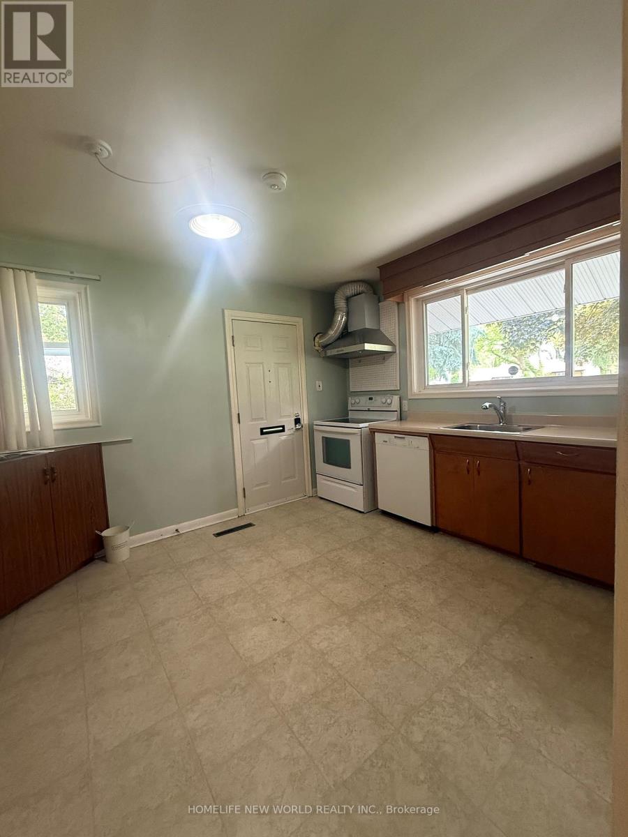Main - 6 Thorn Lane, Toronto, Ontario  M3B 2Z9 - Photo 4 - C12191272