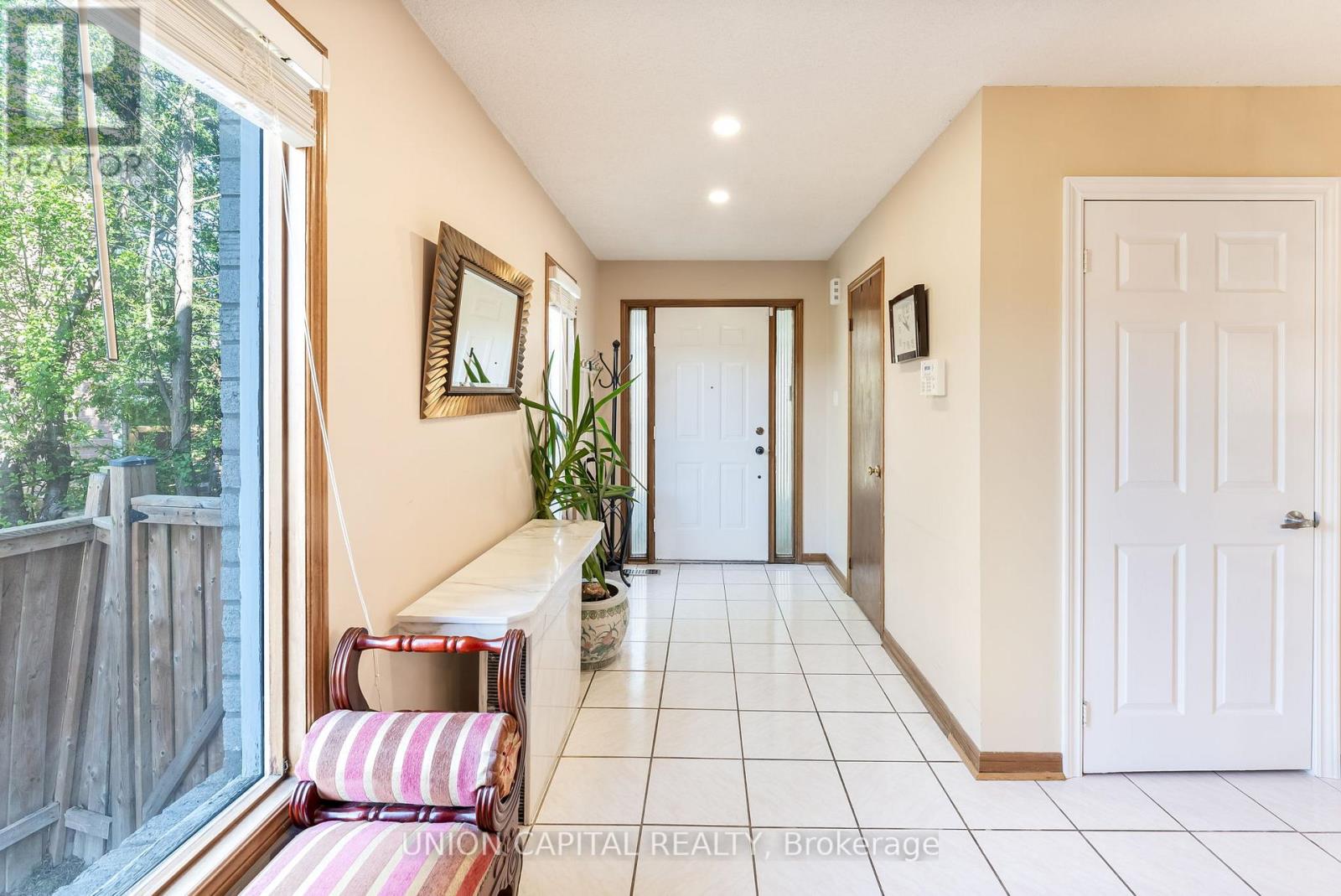14 Rodwell Court, Brampton (Fletcher's Creek South), Ontario  L6Y 4G7 - Photo 4 - W12200354