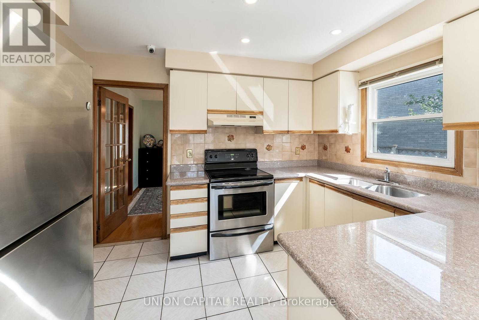 14 Rodwell Court, Brampton (Fletcher's Creek South), Ontario  L6Y 4G7 - Photo 8 - W12200354