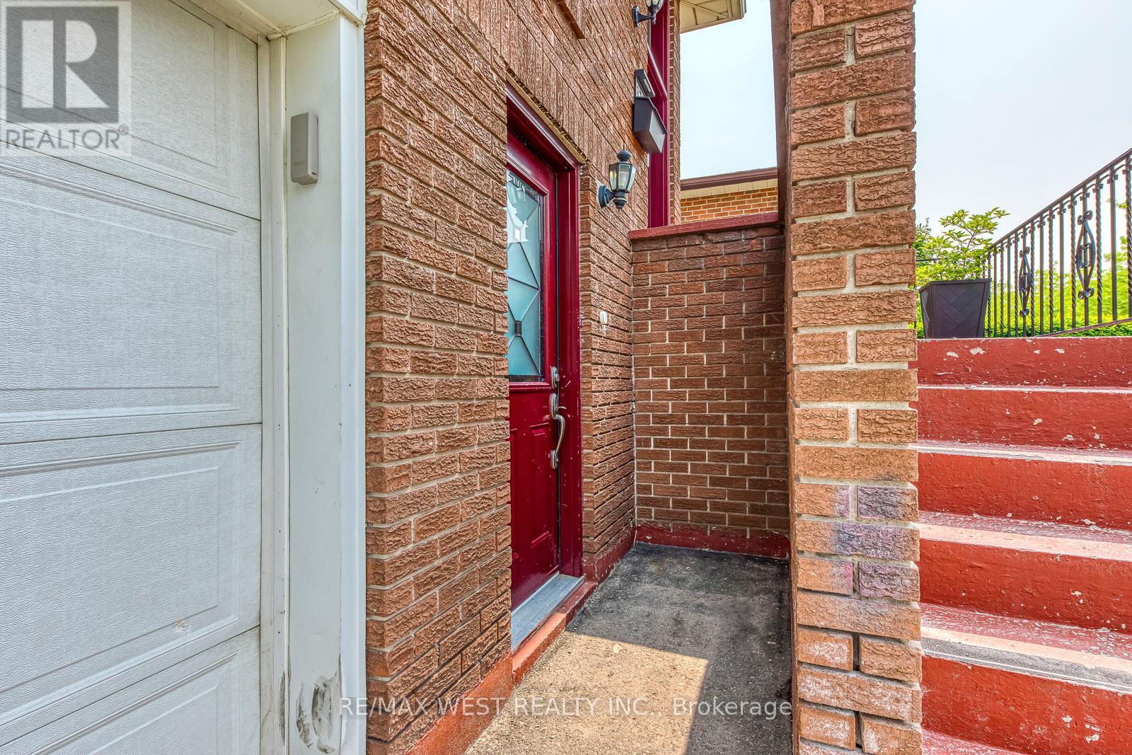 Lower - 878 Blairholm Avenue, Mississauga, Ontario  L5C 1G4 - Photo 3 - W12200392
