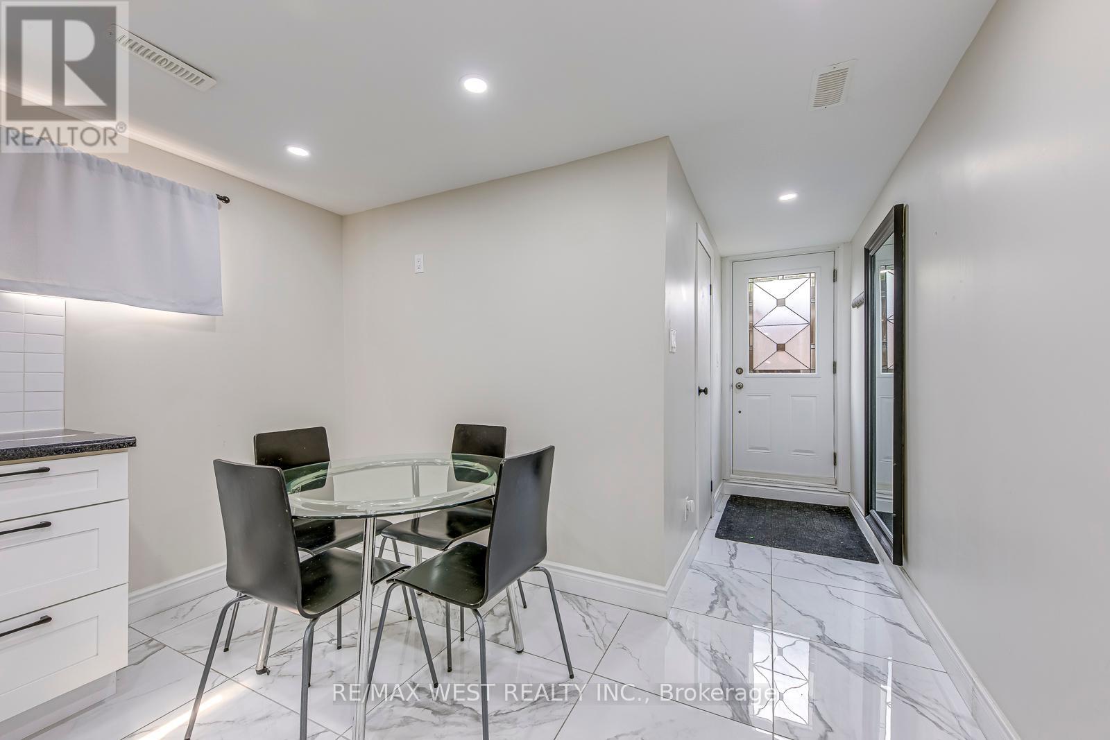 Lower - 878 Blairholm Avenue, Mississauga, Ontario  L5C 1G4 - Photo 7 - W12200392