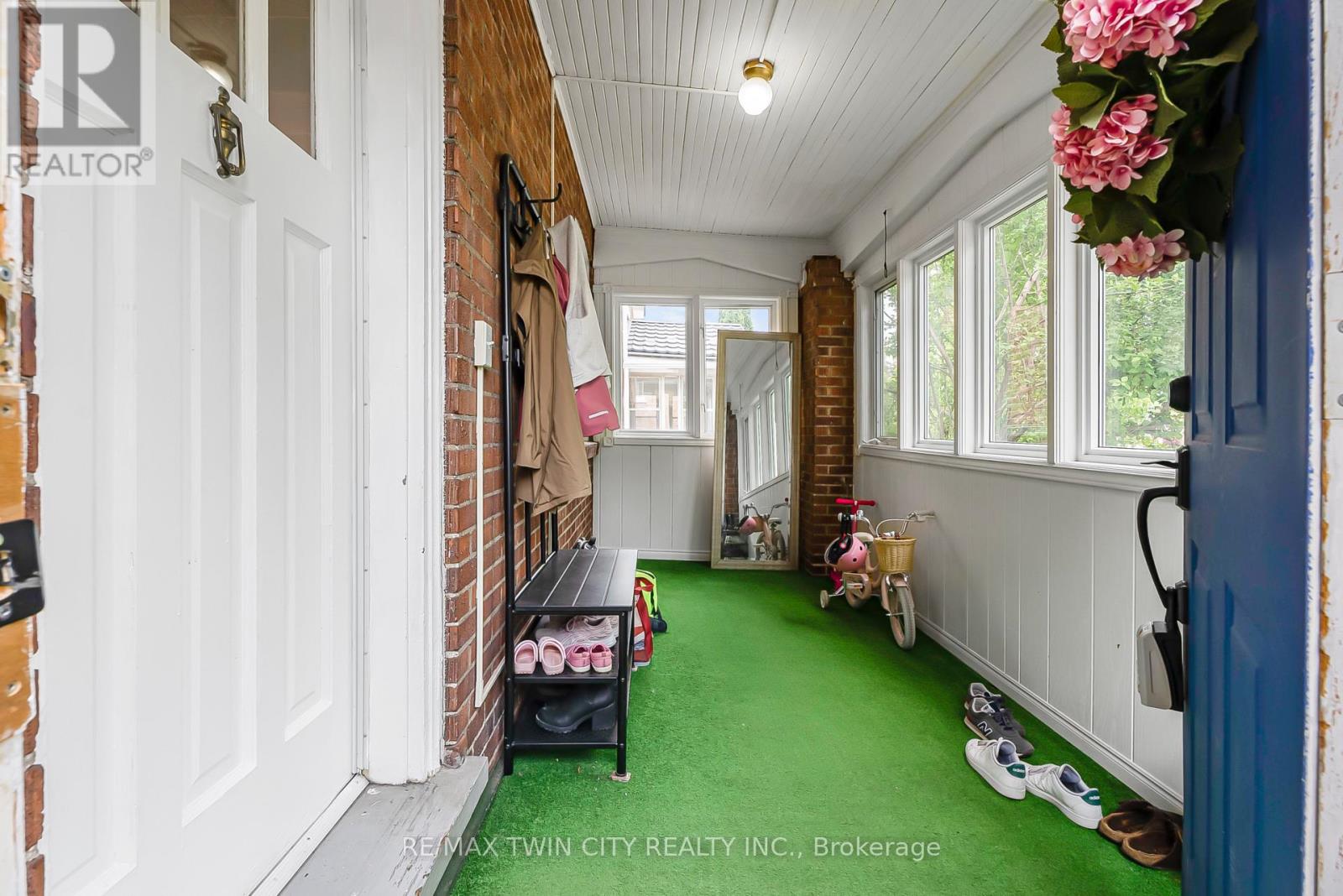 35 Moore Avenue N, Waterloo, Ontario  N2J 3E4 - Photo 6 - X12200333