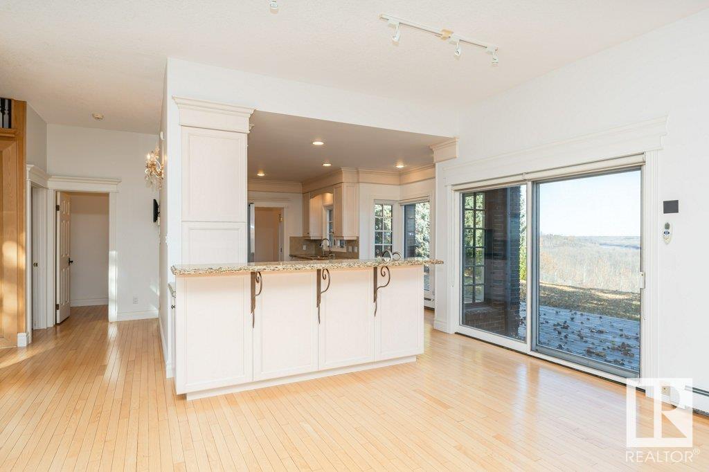 Property at 220 GRANDISLE POINT NW image 3