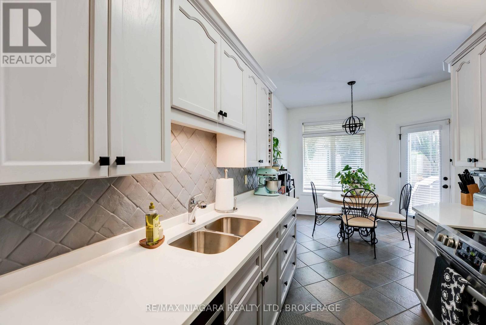 4 - 5200 Dorchester Road, Niagara Falls (Morrison), Ontario  L2E 7M6 - Photo 15 - X12200491