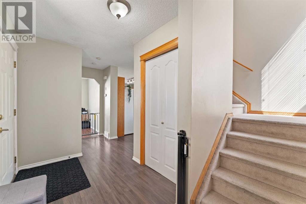 42 Somerside Place Sw, Calgary, Alberta  T2Y 3V3 - Photo 4 - A2221012