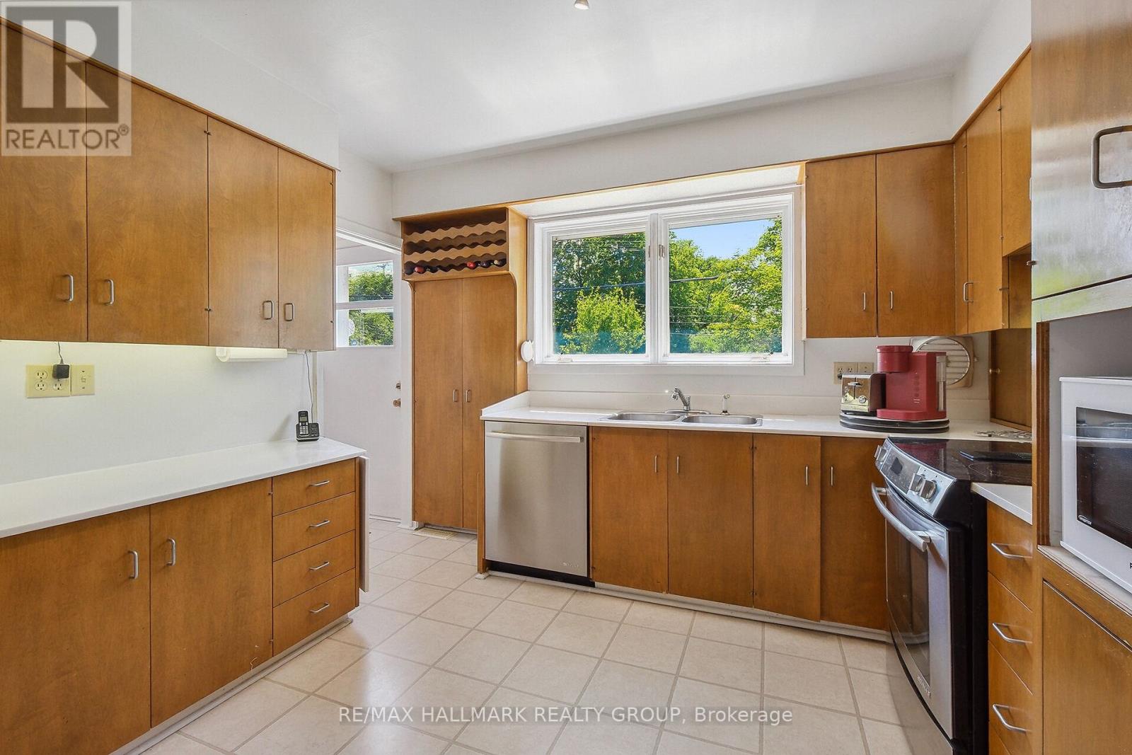 2042 Dorval Avenue, Ottawa, Ontario  K1G 2N8 - Photo 10 - X12199643