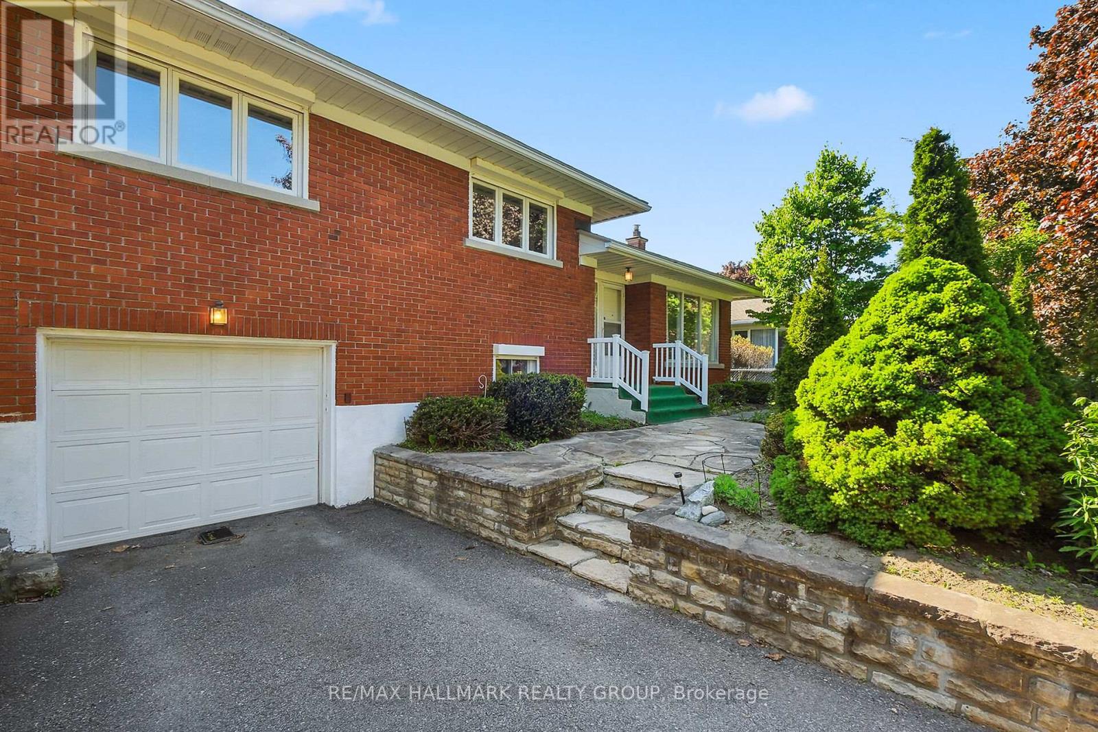 2042 Dorval Avenue, Ottawa, Ontario  K1G 2N8 - Photo 2 - X12199643