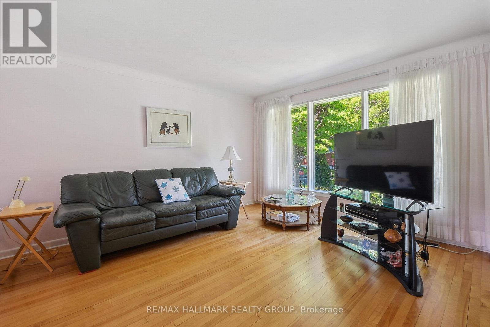 2042 Dorval Avenue, Ottawa, Ontario  K1G 2N8 - Photo 5 - X12199643