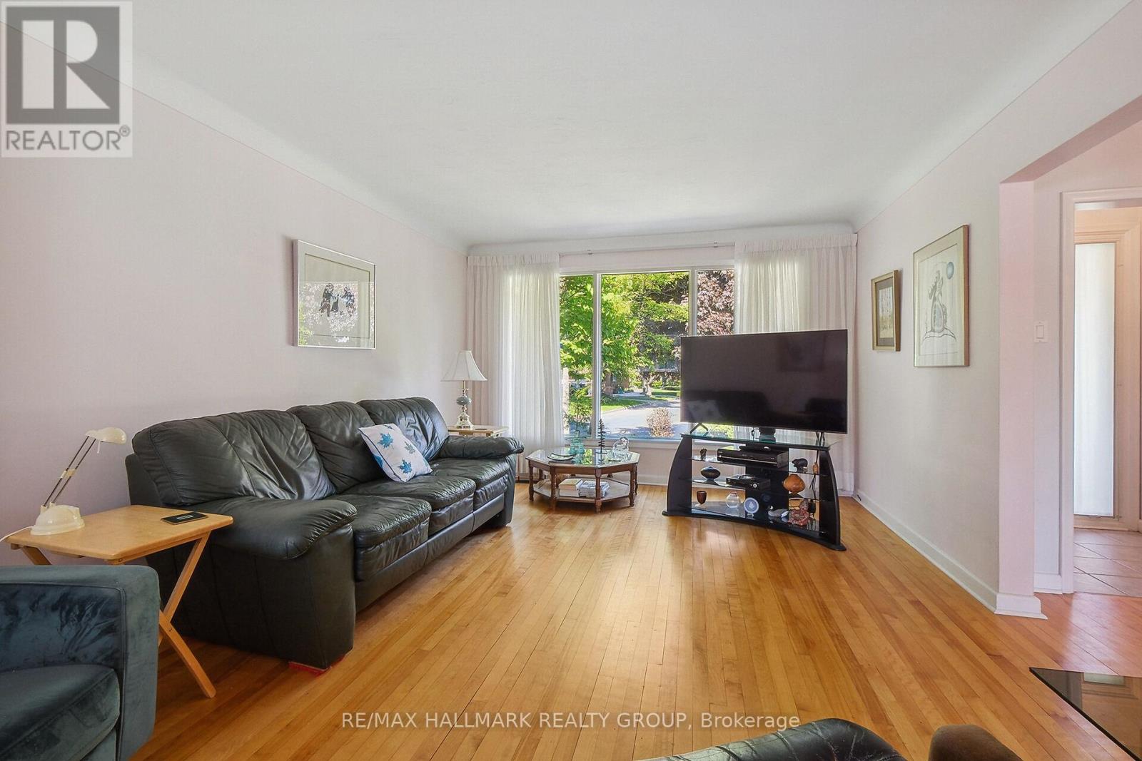 2042 Dorval Avenue, Ottawa, Ontario  K1G 2N8 - Photo 4 - X12199643