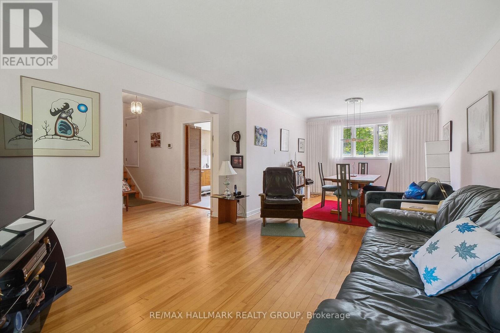 2042 Dorval Avenue, Ottawa, Ontario  K1G 2N8 - Photo 6 - X12199643