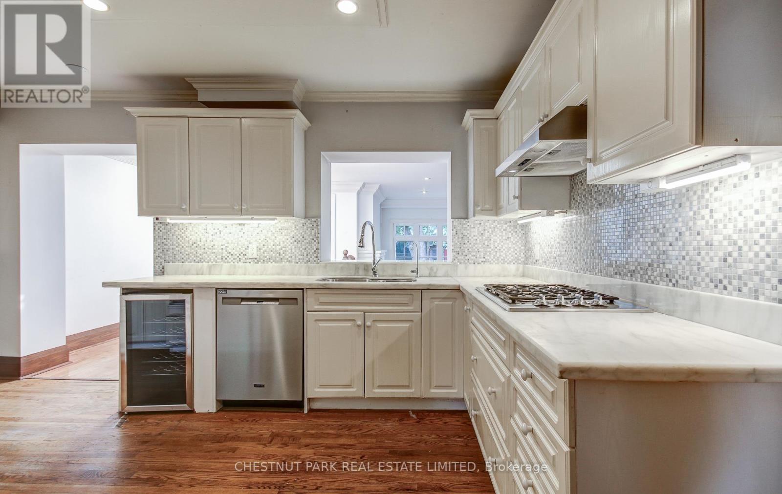 154 Donegall Drive, Toronto (Leaside), Ontario  M4G 3H2 - Photo 5 - C12200477