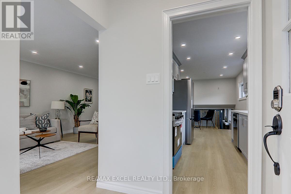 121 Amberjack Boulevard, Toronto, Ontario  M1H 2J6 - Photo 5 - E12200440