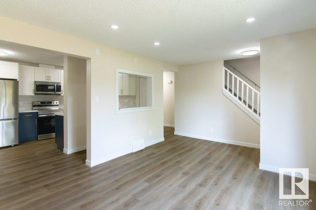 Property at 102 PRIMROSE GARDENS GD NW image 4