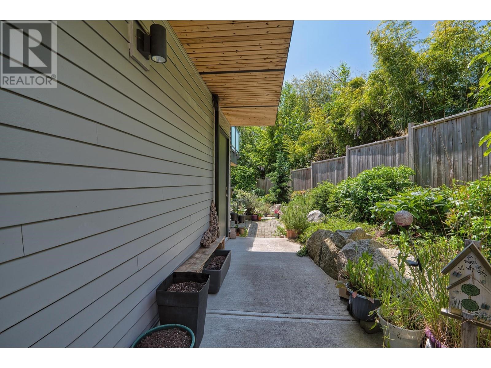 110 736 Gibsons Way, Gibsons, British Columbia  V0N 1V9 - Photo 4 - R2969054