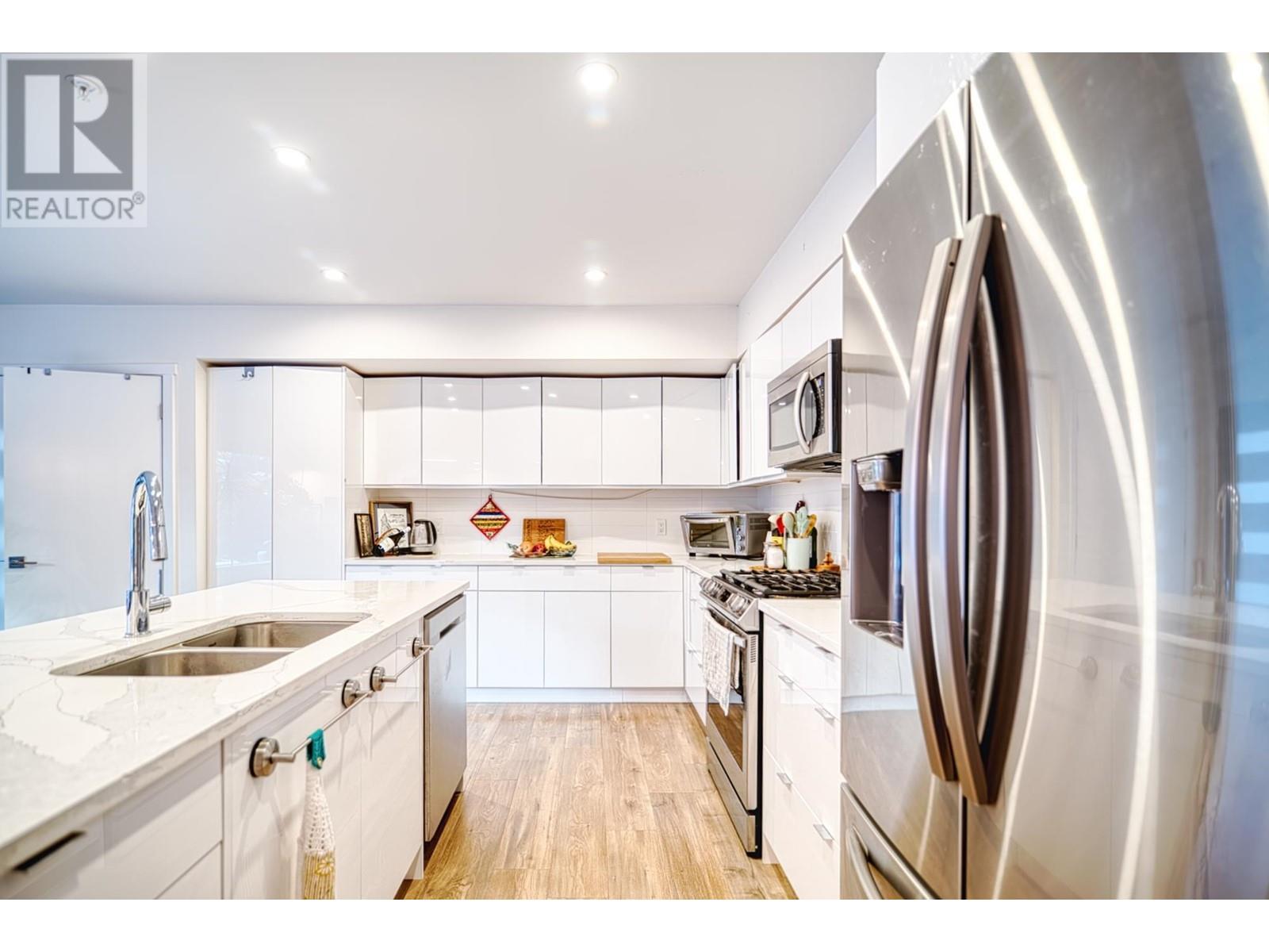 110 736 Gibsons Way, Gibsons, British Columbia  V0N 1V9 - Photo 10 - R2969054