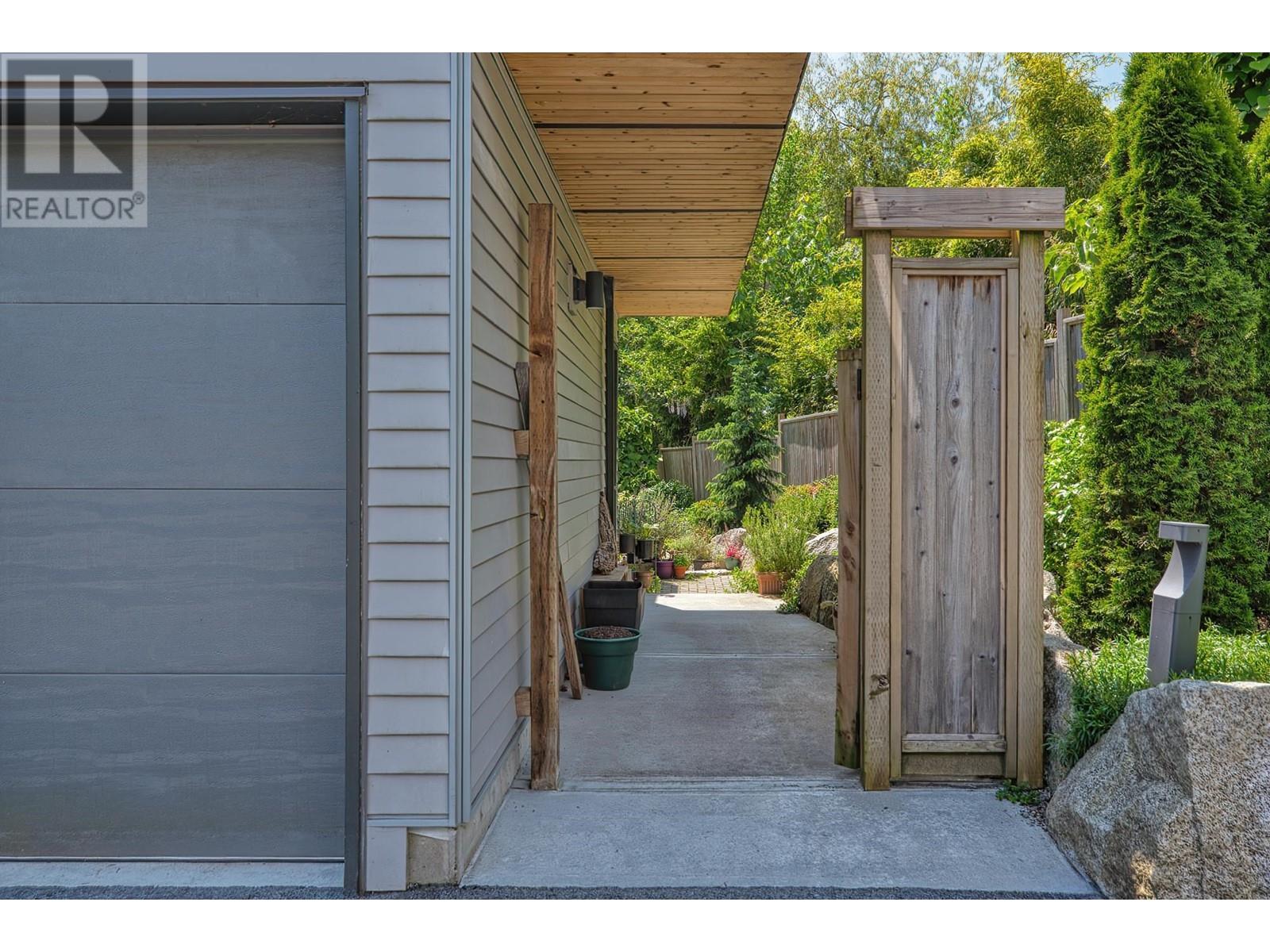 110 736 Gibsons Way, Gibsons, British Columbia  V0N 1V9 - Photo 3 - R2969054